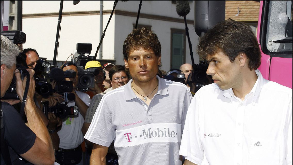 Christian Frommert (r.) moderierte 2006 die Suspendierung von Jan Ullrich (l.) wegen dessen Dopingskandals.