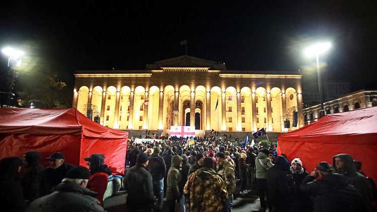 Demonstranten bei einer der vielen Kundgebungen in Tiflis.