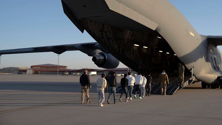 Migranten ohne Papiere müssen im Januar ein Flugzeug der US-Luftwaffe besteigen.