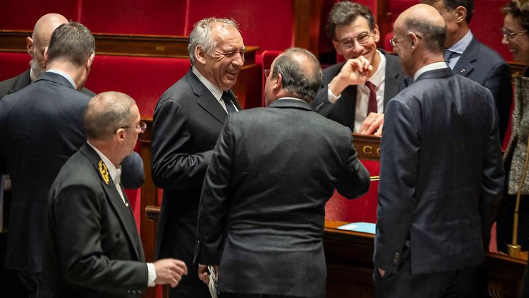 François Bayrou (M.) hat gut lachen: Das Haushaltsgesetz des Premierministers ist verabschiedet.