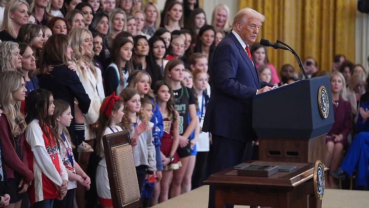 Trump hatte für die Verkündung Mädchen und Frauen um sich geschart.