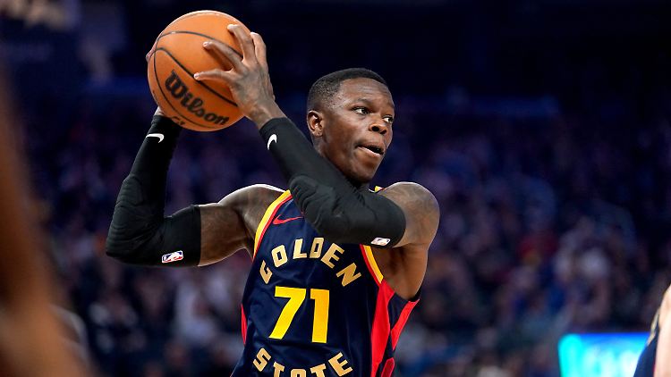 Dennis Schröder muss schon wieder ein neues Trikot überstreifen.