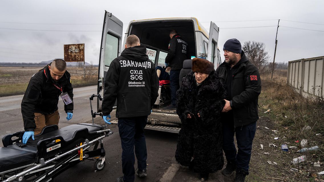Ende Januar: Helfer bringen Bewohner von Kostjantyniwka an Orte, die sicherer sind.