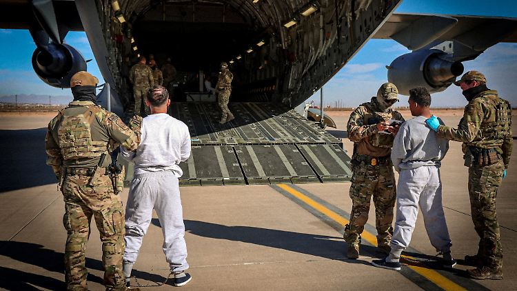 Per Militärflugzeug werden die Migranten auf den US-Stützpunkt transportiert. 