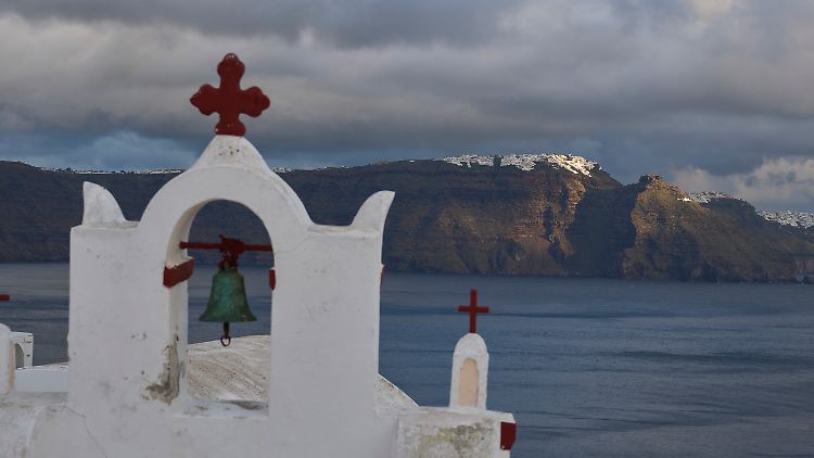 Eine orthodoxe Kirche in Oia auf der Insel Santorini.