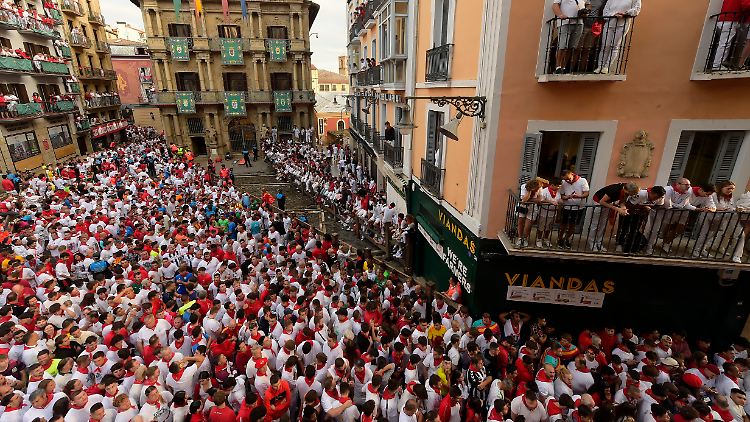 Vor Beginn des Stiertreibens bei den Sanfermin-Festen in Pamplona versammeln sich Teilnehmer und Schaulustige.