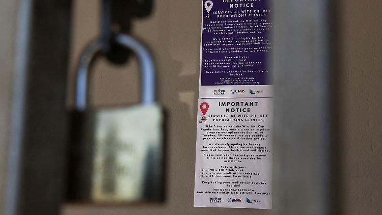 Mitteilung an einer Klinik in Kapstadt:  Ein Hilfsprogramm, bei dem unter anderem Verhütungsmittel verteilt werden, musste eingestellt werden.