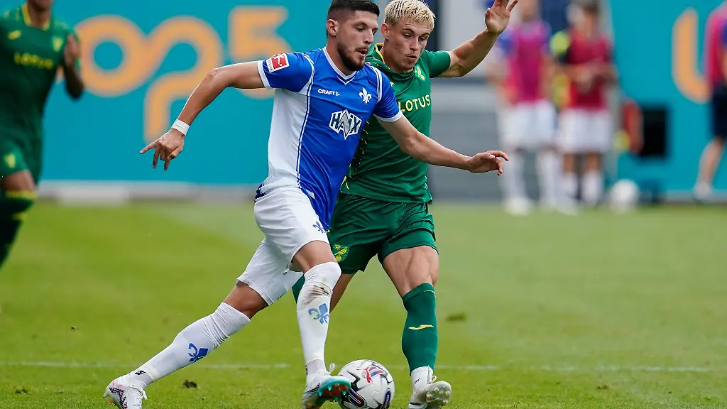 Darmstadts-Emir-Karic-l-und-Norwichs-Przemyslaw-Placheta-kaempfen-um-den-Ball