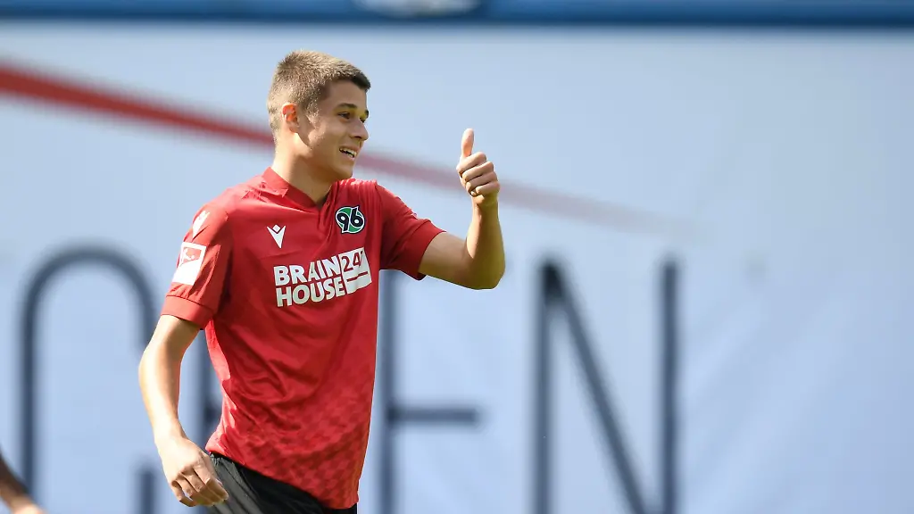 Hannovers-Nicolo-Tresoldi-zeigt-den-Daumen-nach-oben