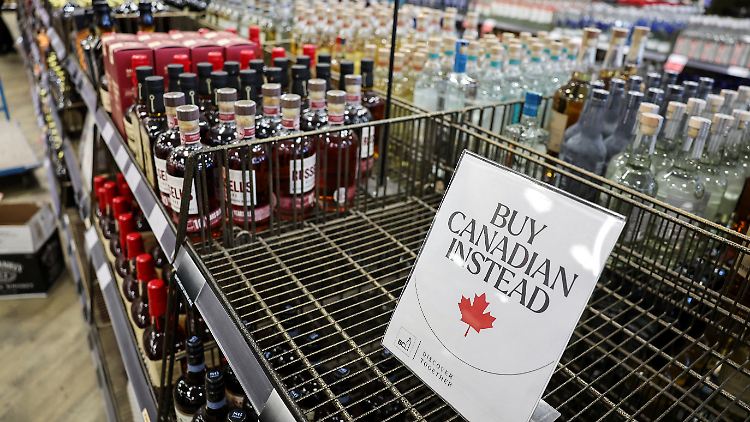 Ein Händler in Vancouver empfiehlt, lieber kanadische als US-amerikanische Getränke zu kaufen.  