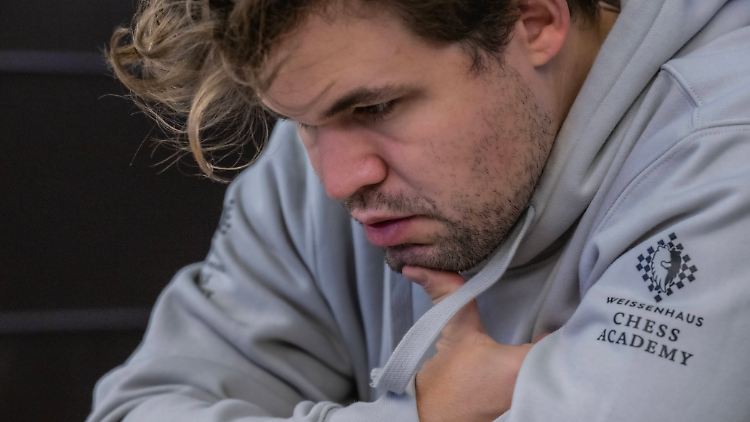 Carlsen hat seinen Feind genau im Blick. 