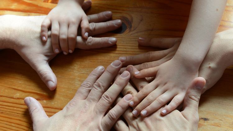 Für die Kinder ist die neue Konstellation nicht leicht, für die Erwachsenen aber auch nicht. Umso wichtiger ist es, sich nicht von Erwartungen verrückt machen zu lassen.