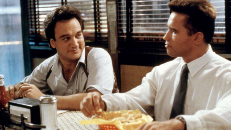 Arnold Schwarzenegger mit James Belushi beim Essen in "Red Heat". 