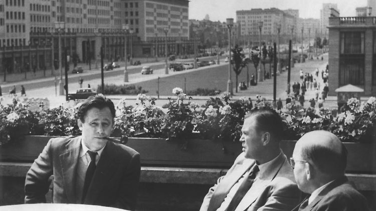 Architekt Hermann Henselmann (l.) im August 1954 im "Café Warschau" in der Stalinallee, die ein paar Jahre später in Karl-Marx-Allee umbenannt wurde. Einige Bauten der Magistrale hatte er entworfen.