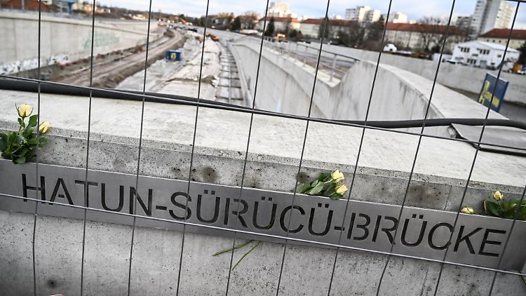 Die Hatun-Sürücü-Brücke über der A100 erinnert an den Femizid vor 20 Jahren. 