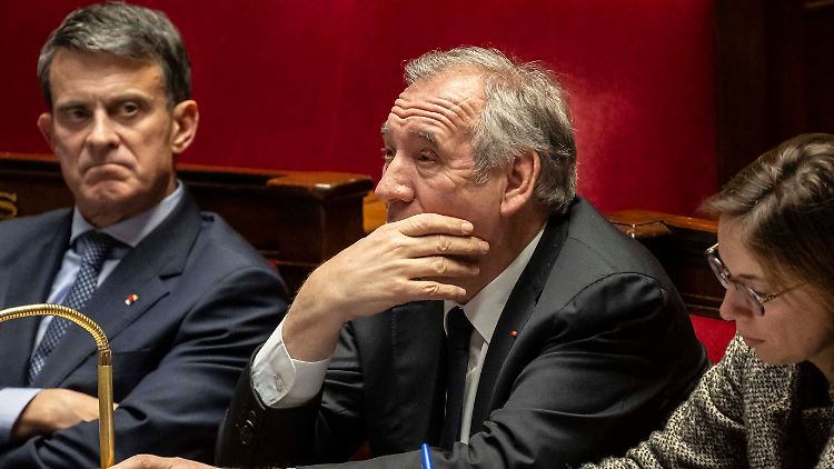 Premierminister Bayrou (M.) musste zwei Misstrauensvoten über sich ergehen lassen.