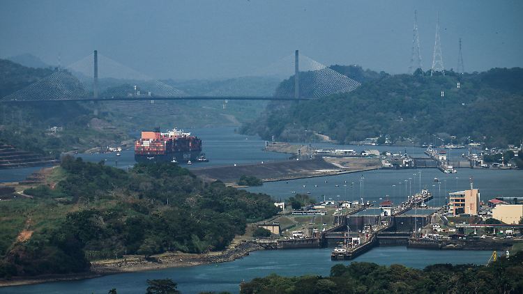 Ein Schiff fährt durch den Panamakanal.