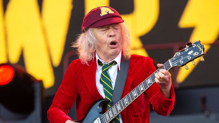 Angus Young ist einer der Mitgründer von AC/DC. Sein Erkennungsmerkmal ist die Schuluniform mit kurzer Hose. 