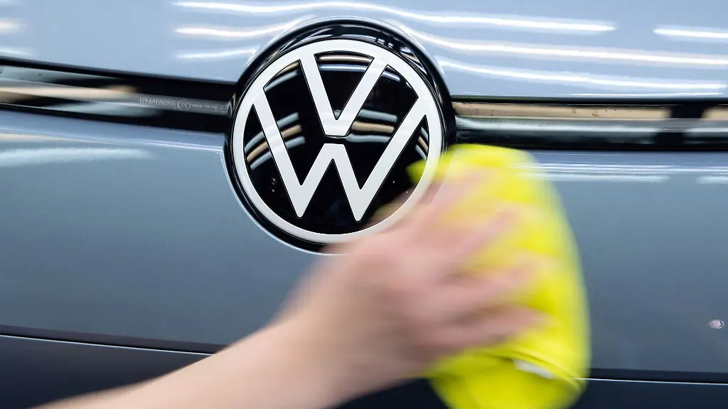 Ein-Mitarbeiter-von-Volkswagen-streicht-mit-einem-Tuch-ueber-ein-Fahrzeug-von-VW