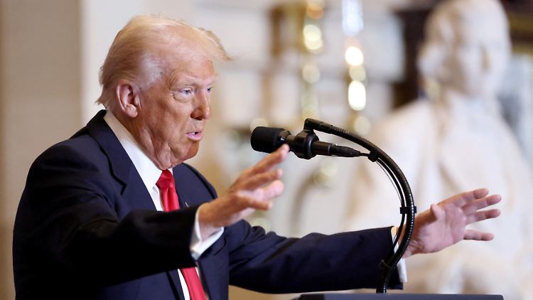 Trotz der strafrechtlichen Verurteilung in der Affäre um Schweigegeldzahlungen an den Pornostar Stormy Daniels: Trump wird von christlich-rechten Gruppen verehrt.