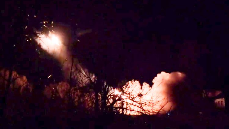 Russische Soldaten feuern Mehrfachraketenwerfer im Grenzgebiet der Region Kursk ab.