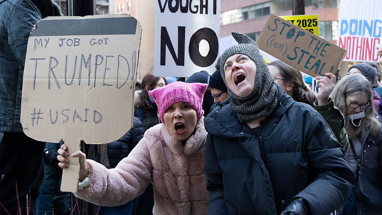 Freigestellte USAID-Mitarbeiter protestieren in New York. 