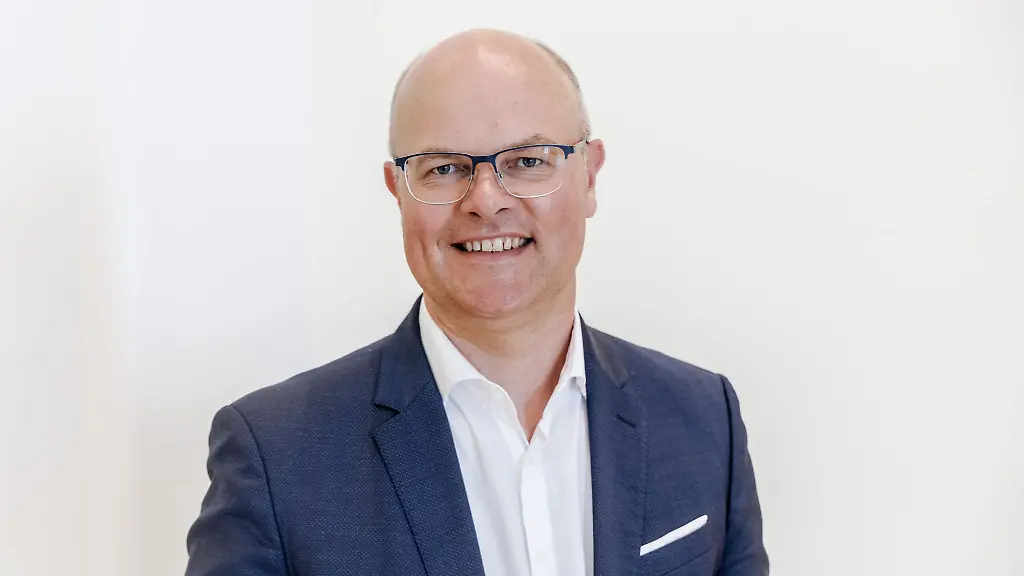 Tobias-Goldschmidt-Buendnis90-Gruene-Minister-fuer-Energiewende-Klimaschutz-Umwelt-und-Natur-steht-im-Landtagsgebaeude