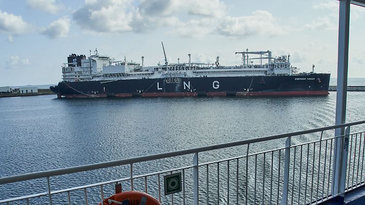 Das Regasifizierungsschiff Energeos Power im Hafen Mukran.