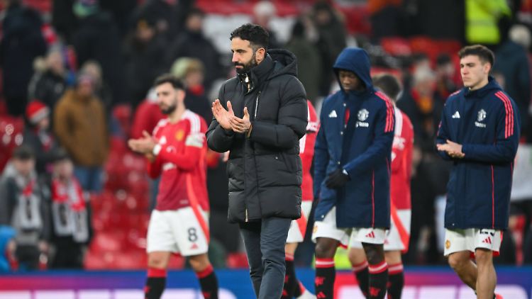 Manchester United spielt viel und verliert fast jedes Spiel. 