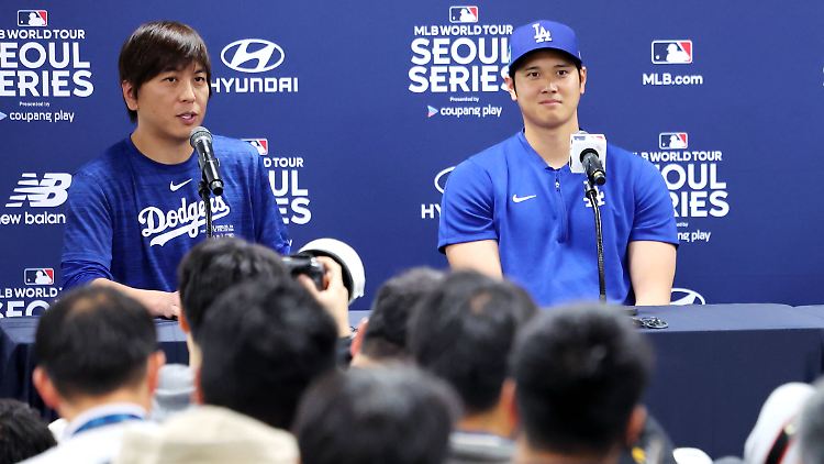 Mizuhara (l.) begleitete Superstar Ohtani jahrelang als Dolmetscher.