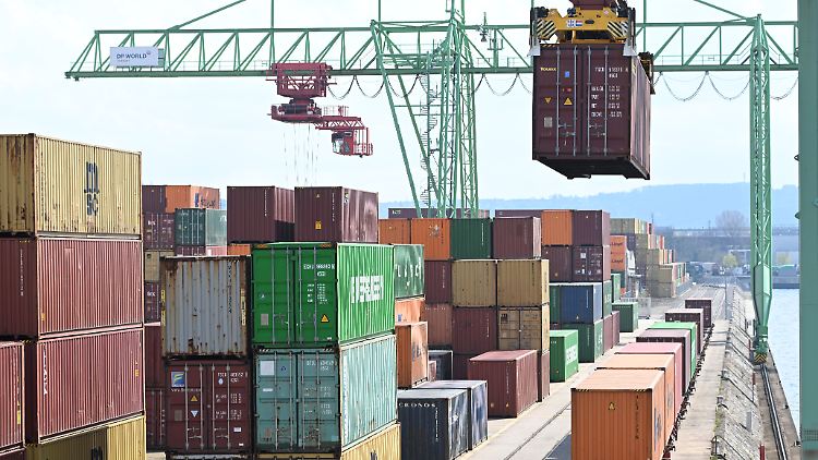Der Exportüberschuss in der Außenhandelsbilanz bleibt hoch. 