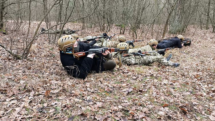 Blitzschnell auf dem Boden: Die Trainingsgruppe erwidert das Feuer. 