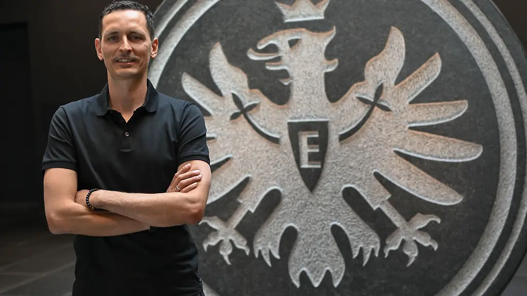 Cheftrainer-Dino-Toppmoeller-hat-das-erste-Training-zur-Vorbereitung-auf-die-neue-Saison-geleitet