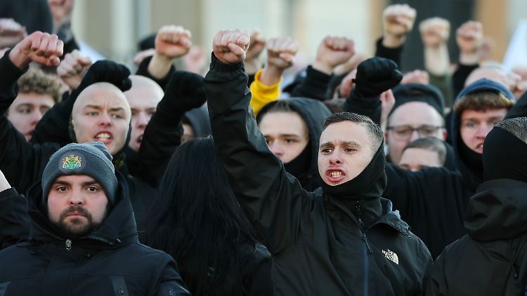 Teilnehmer einer von der rechtsextremen Partei "Freie Sachsen" angemeldeten Demonstration im Januar in Chemnitz. 