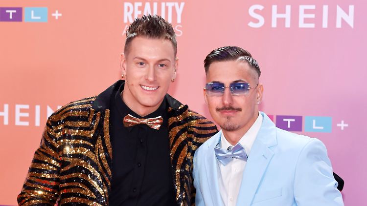 Beide Kleinens auf einen Schlag gibt es bei "Ex on the Beach" Staffel 6: Calvin (l.) und Bruder Marvin.