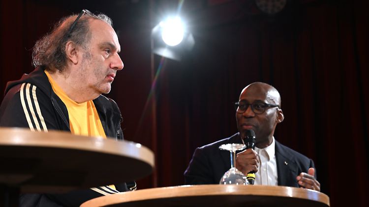 Er soll's machen: Berlins Kultursenator Joe Chialo stellt während einer Pressekonferenz Matthias Lilienthal, den neuen Intendanten der "Volksbühne" vor (v.r.).