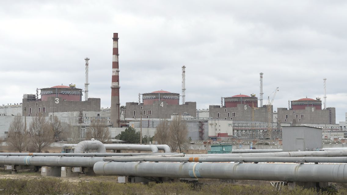 Das Kernkraftwerk wurde kurz nach Kriegsbeginn von russischen Truppen besetzt. Die sechs Reaktorblöcke wurden inzwischen heruntergefahren, müssen aber immer noch gekühlt werden.