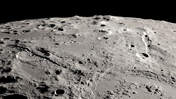 Das Foto zeigt die zwei große Canyons auf dem Mond, die vom Schrödinger-Einschlagbecken in der Nähe des Mondsüdpols auf der Mondrückseite ausgehen.