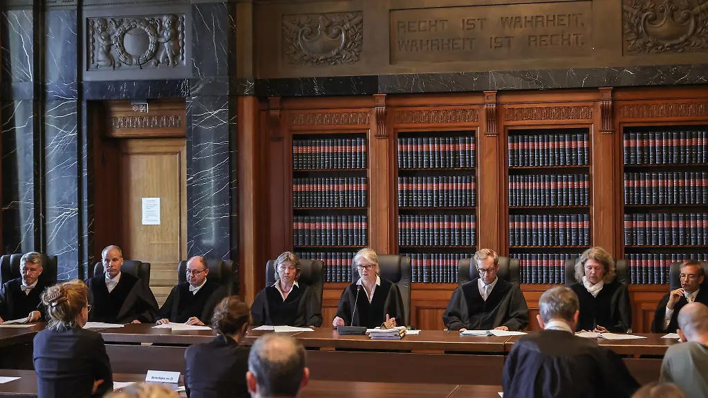 Die-Praesidentin-des-Hamburgischen-Verfassungsgerichts-Birgit-Vosskuehler-5-v-l-verkuendet-im-Hanseatischen-Oberlandesgericht-das-Urteil