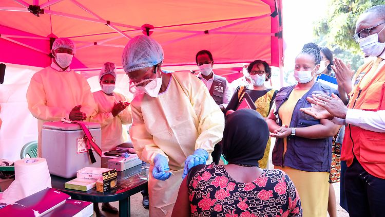 2160 Dosen eines nicht-zugelassenen Impfstoffs werden in Uganda verabreicht.