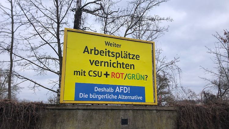 Ein Wahlplakat des AfD-Unterstützers aus Österreich hängt an einer Werbefläche in Deutschland.