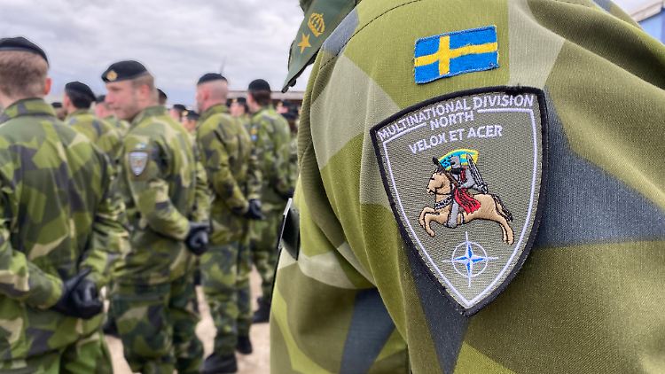 Schwedische Soldaten stünden nun "Schulter an Schulter" mit Lettland, sagt die lettische Regierungschefin Silina.