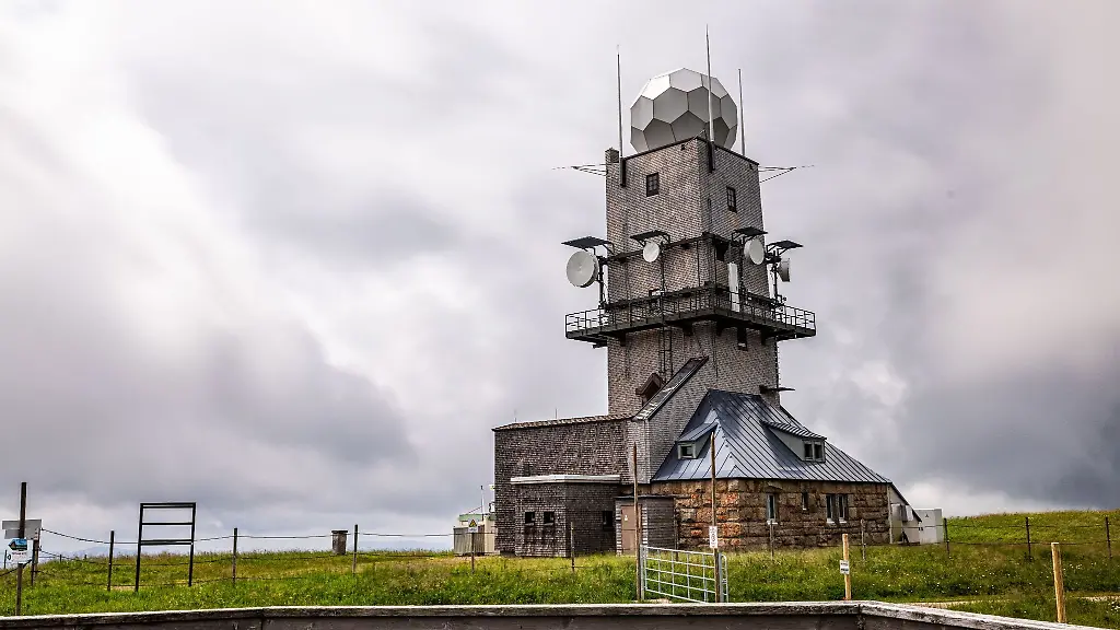 Der-Wetterradar-des-Deutschen-Wetterdienstes-auf-dem-Feldberg