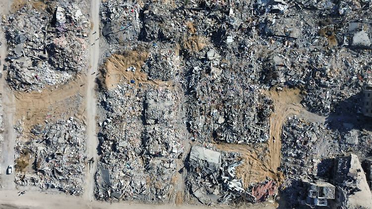 Nach der Beschädigung von 60 Prozent der Gebäude im Gazastreifen liegen dort 50 Millionen Tonnen Trümmer.