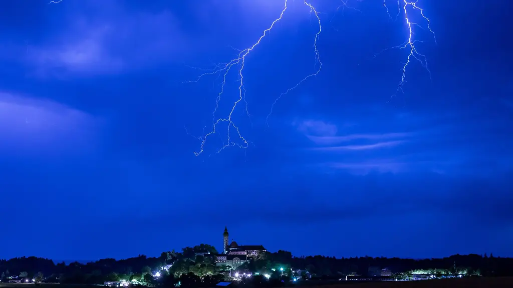 Blitze-entladen-sich-ueber-dem-Kloster-Andechs