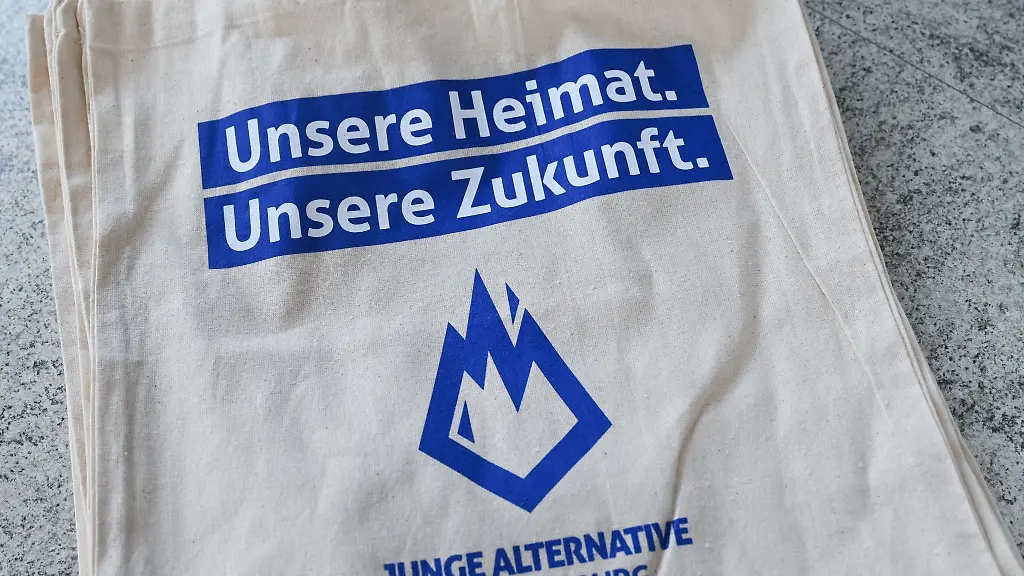 Tragetaschen-mit-dem-Aufdruck-Unsere-Heimat-Unsere-Zukunft-Junge-Alternative-Brandenburg