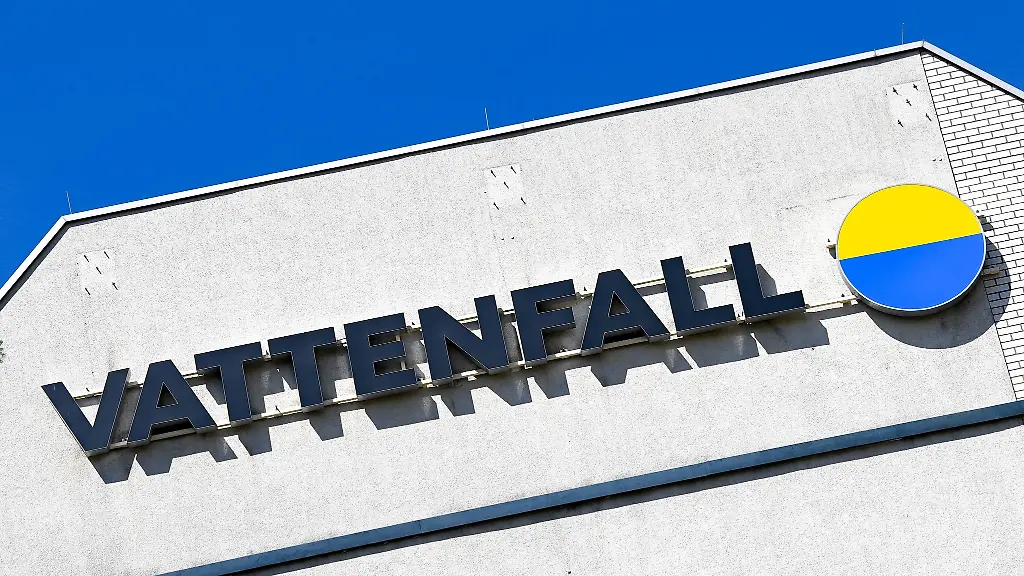 Das-Logo-vom-Energieunternehmen-Vattenfall-an-einer-Haeuserwand