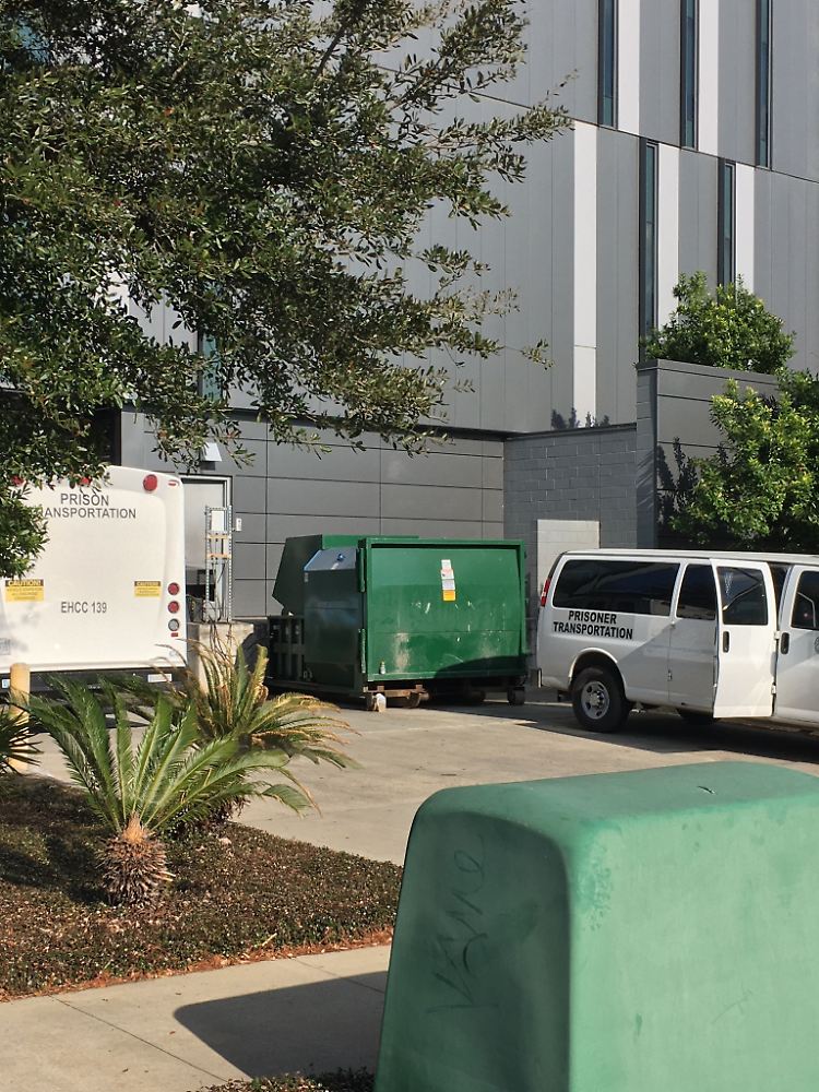 Ein Gefängnistransport wartet auf Insassen in der Nähe der Tulane Avenue in New Orleans.