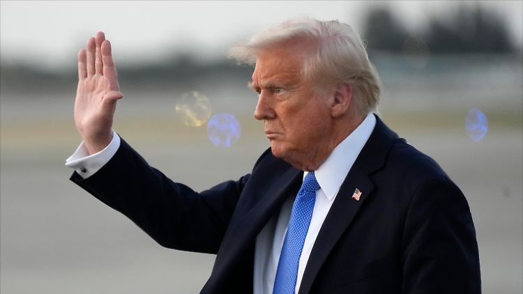 Trump am Freitag nach der Landung mit seiner Präsidentenmaschine in Palm Beach. 