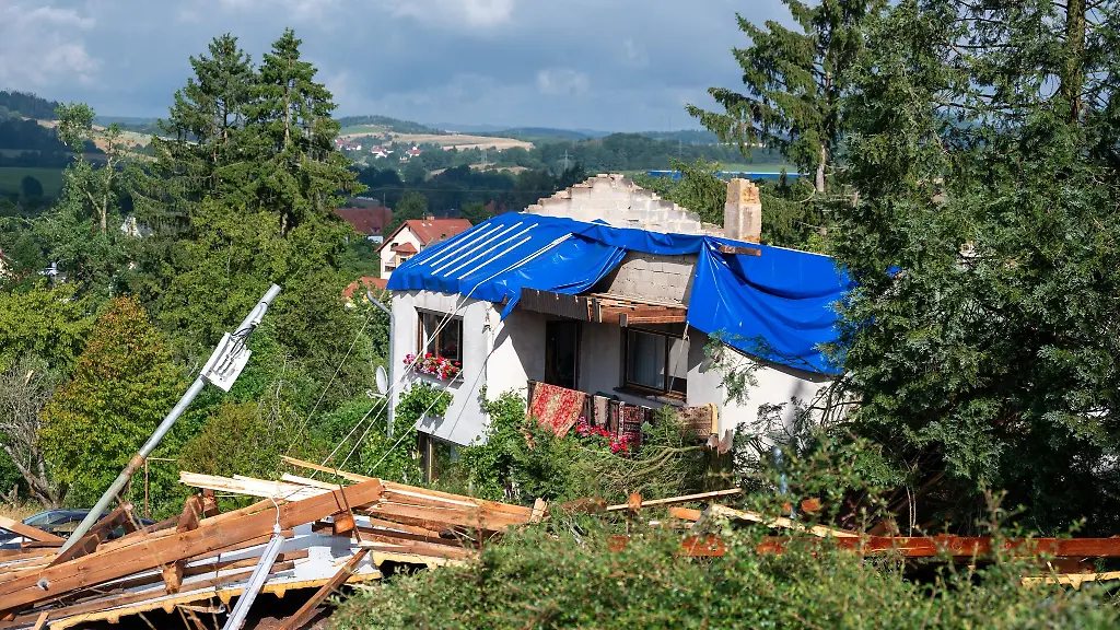 Der-Sturm-in-Asweiler-hat-das-Dach-von-einem-Haus-heruntergerissen-Jetzt-ist-es-provisorisch-mit-Planen-abgedeckt